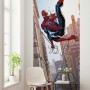 Komar Vlies Fototapete: Spider-Man schwingt vor Wolkenkratzern. Bunte Comic-Optik.