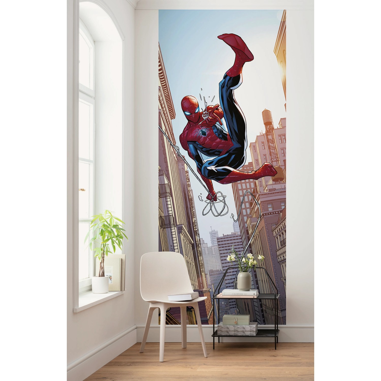 Komar Vlies Fototapete: Spider-Man schwingt vor Wolkenkratzern. Bunte Comic-Optik.