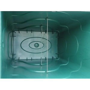 Innenansicht einer grünen, eckigen Regentonne 300 l mit Deckelhalterung.