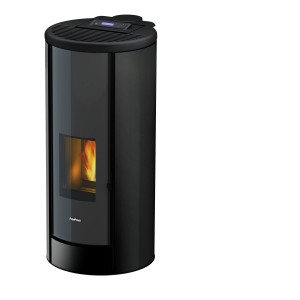 Schwarzer Freepoint Pelletofen Breeze 9,1 kW mit Automatik und Flamme im Sichtfenster.