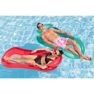Zwei Personen entspannen auf Bestway Hydroluxe Luftmatratzen im Pool (rot, türkis).