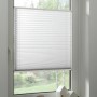 Weißes Schöner Wohnen Plissee Milla, 80x220 cm, am Fenster mit Deko.