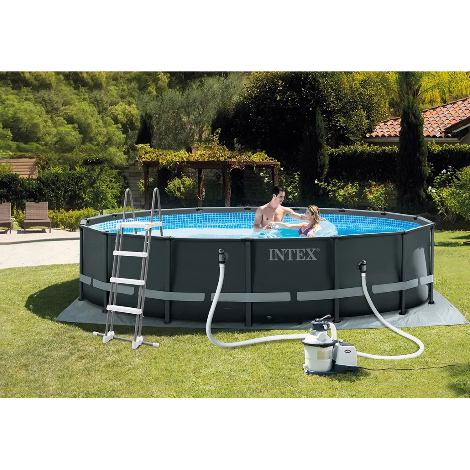 Intex Frame Pool Set Ultra Rondo XTR Ø 488 cm mit Leiter, Sandfilteranlage und Badenden im Garten.