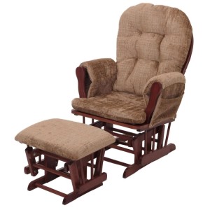 Hellbrauner Relaxsessel mit dunklem Gestell und Fußhocker.