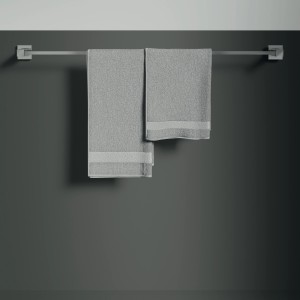 Ideal Standard IOM Cube Handtuchhalter, 845 mm, Chrom mit grauen Handtüchern.