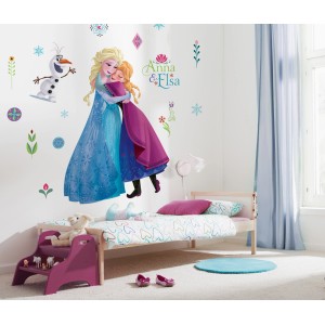 Selbstklebende Frozen Fototapete mit Anna und Elsa im Kinderzimmer, 127x200 cm.