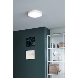 Weiße, runde Eglo LED-Aufbauleuchte Fueva-Z an der Decke im Badezimmer.