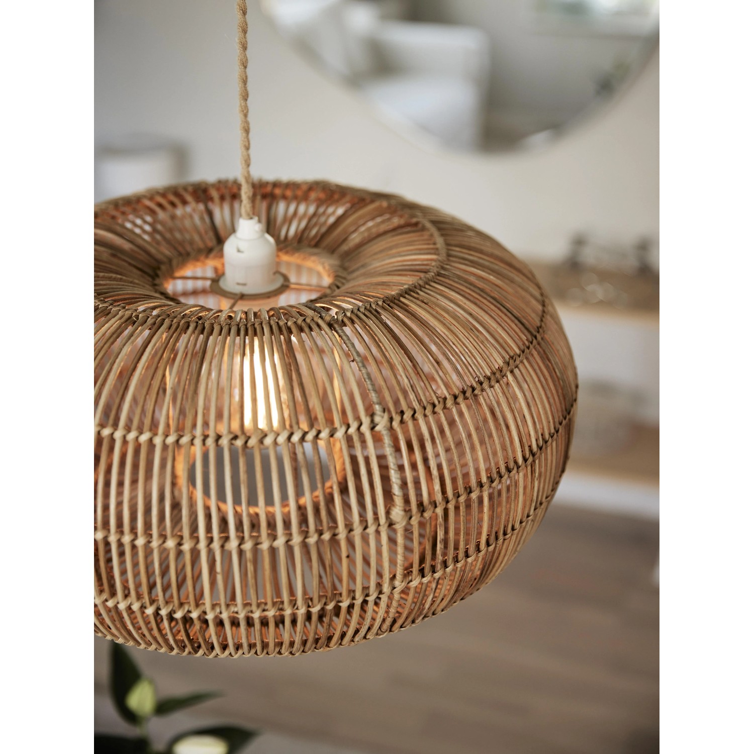 PR Home Zuri Pendelleuchte aus geflochtenem Rattan, skandinavisches Design, mit sichtbarer Glühbirne.
