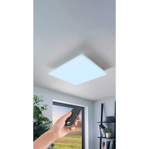 Weiße Eglo LED Deckenleuchte Turcona-Z mit Fernbedienung zur Steuerung der Lichtfarbe.