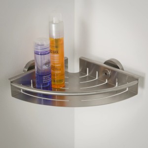Tiger Boston Eck-Duschkorb aus gebürstetem Edelstahl mit zwei Duschpflege-Produkten.