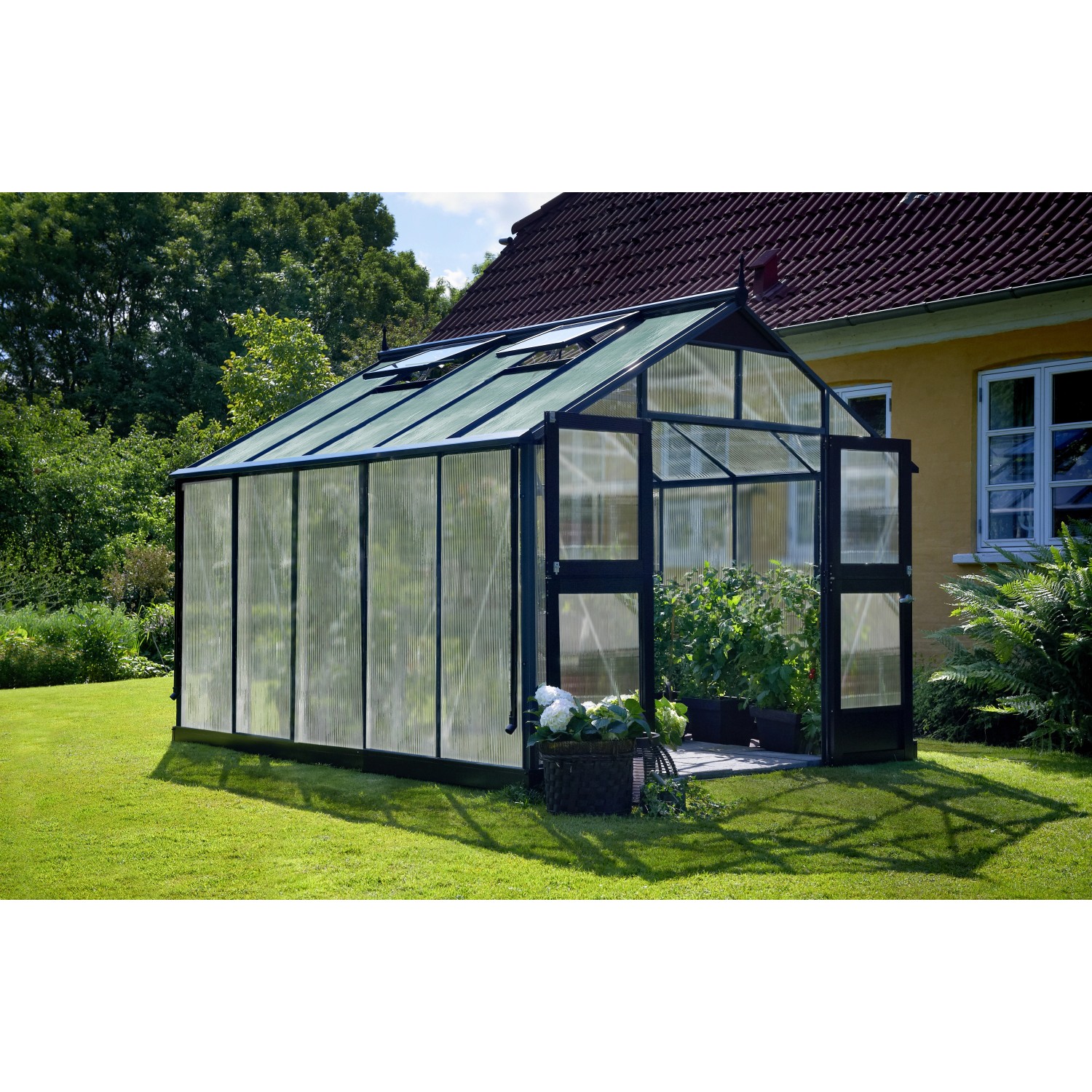 Juliana Gewächshaus Premium 10 Anthrazit mit geöffneter Doppeltür im Garten.