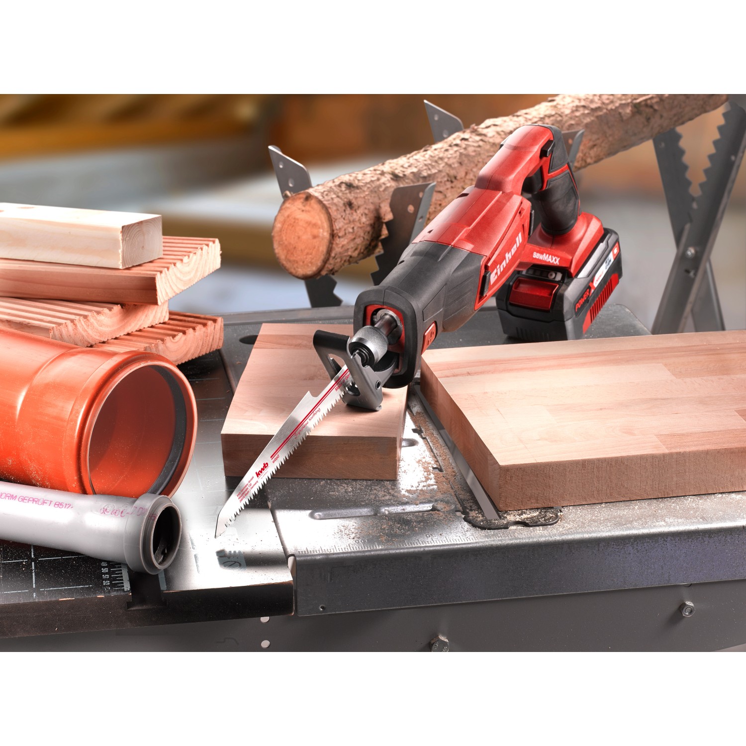 Einhell Akku-Universalsäge mit Sägeblatt für Holz und Metall im Einsatz.