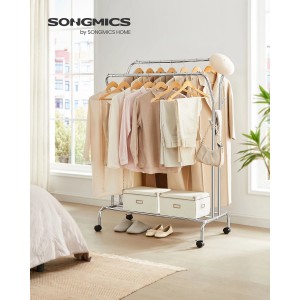 Songmics Kleiderständer mit Rollen, silberfarben, mit Kleidung und Ablagefächern.
