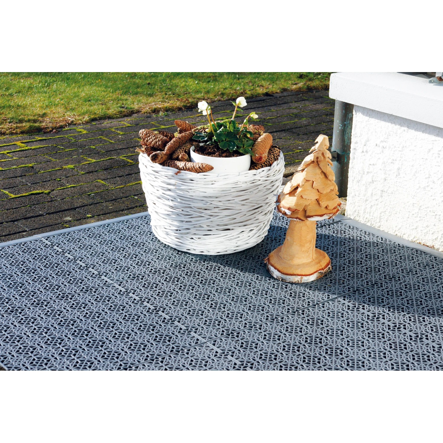 Andiamo Klick-Fliese hellgrau, 38x38cm, 7 Stück, auf Terrasse mit Deko.
