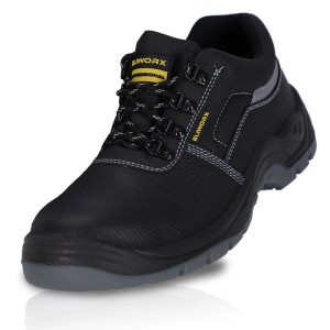 Schwarze Eliworx Terra Low S3 Sicherheitsschuhe für Herren mit Stahlkappe, wasserabweisendem Leder und grauer Sohle.