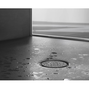 Detailaufnahme: Quadratische Bette Duschwanne Steel 80x80 cm in Snow mit Wasser.