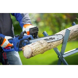 LUX Elektro-Kettensäge E-KS-2400/40 A beim Sägen von Holzstamm auf einer Sägevorrichtung.