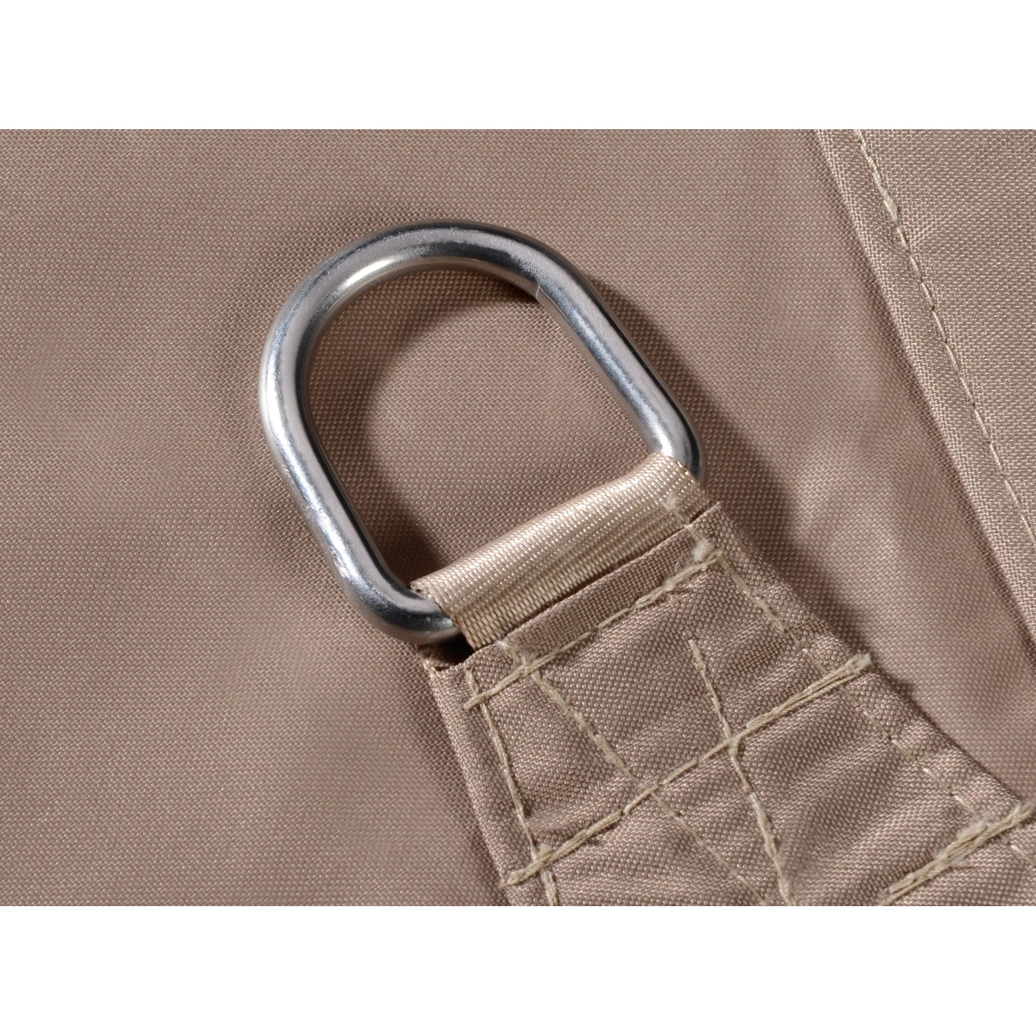 Detailaufnahme Sonnensegel Neptun Beach, dreieckig, khaki, mit Befestigungsring.