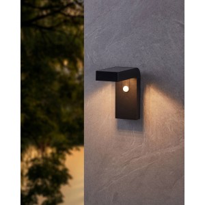 Schwarze Eglo LED Solar Wandleuchte Baracconi mit Sensor, 20x9cm, an Hauswand.