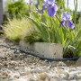 Gardena Liano Xtreme Gartenschlauch 15m im Set, flexibel und robust im Garten verlegt.