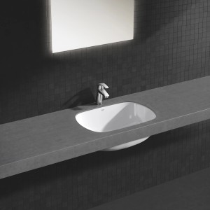 Grohe Eurosmart Waschtischarmatur M-Size in Chrom auf Waschbecken montiert.