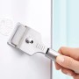 tesa® LOXX Klebereste Entferner im Einsatz, hochglanzverchromt.
