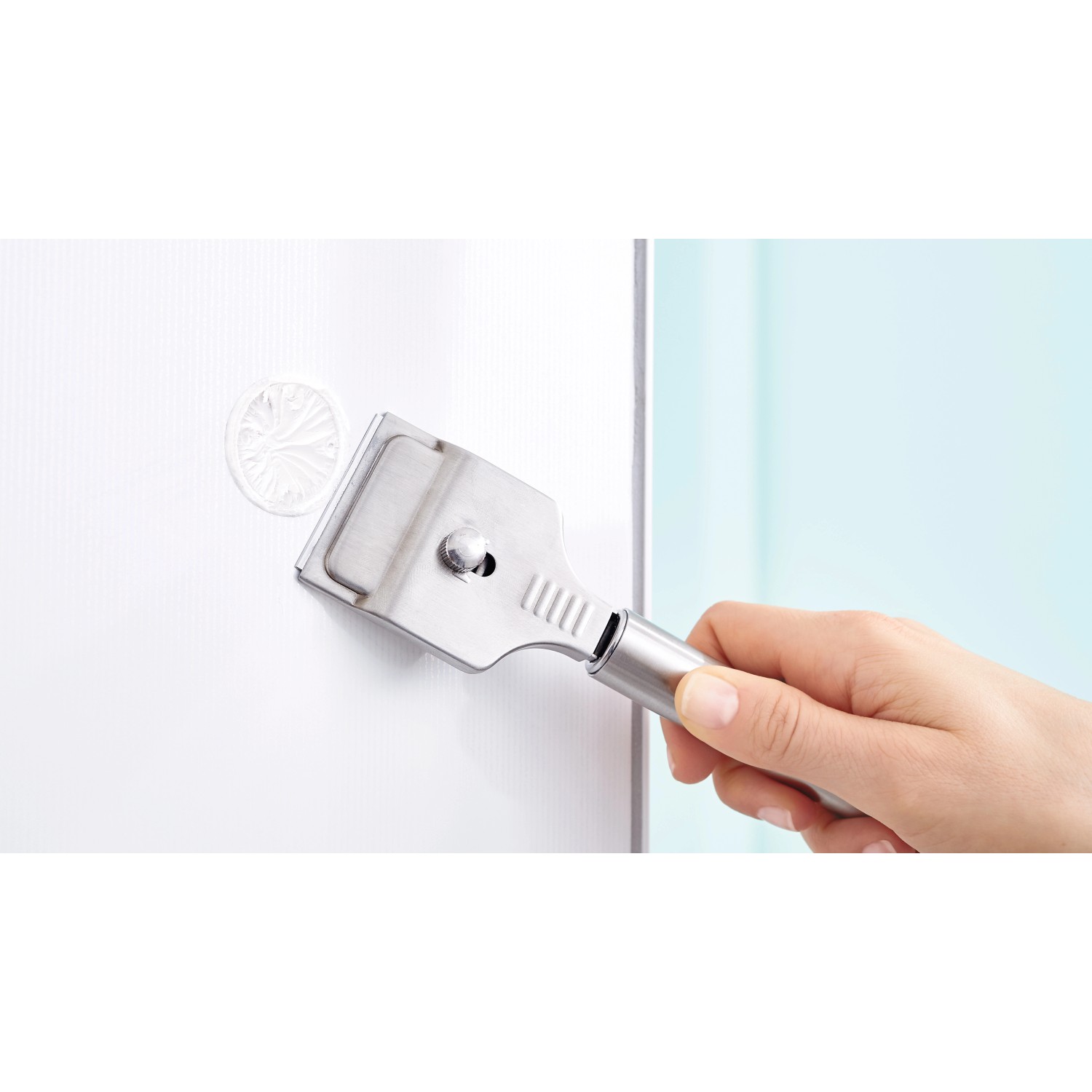tesa® LOXX Klebereste Entferner im Einsatz, hochglanzverchromt.