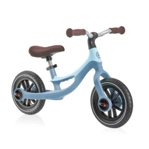 Pastellblaues Globber Go Bike Elite Air Laufrad mit 10 Zoll Luftbereifung und höhenverstellbarem Sattel für Kinder.