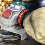 Bosch Expert Handgriff mit Vibration Control M10 am Winkelschleifer in Aktion.