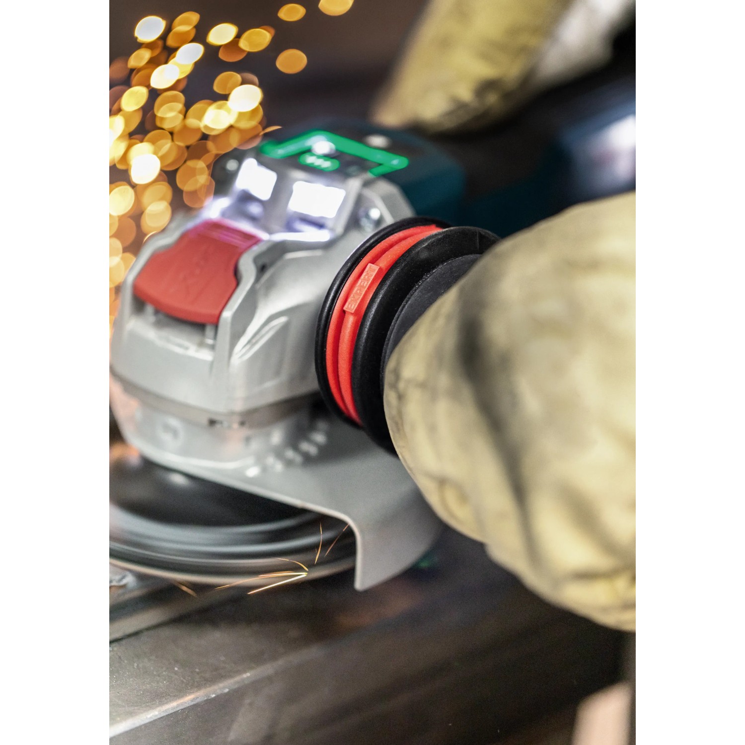Bosch Expert Handgriff mit Vibration Control M10 am Winkelschleifer in Aktion.
