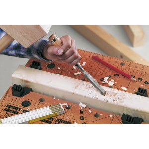 LUX Stechbeitel 20 mm Comfort in Nutzung: Handwerker bearbeitet Holz mit Stechbeitel und Hammer.
