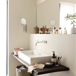 Badezimmer mit Alpina Feine Farben No. 8 Elegante Gelassenheit® in Hellbeige an der Wand.