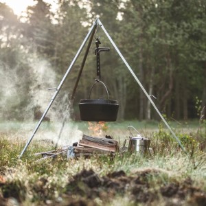 Petromax Dutch Oven FT9-T am Dreibein über offenem Feuer. Gusseisen Topf mit Deckel und Henkel.