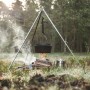 Petromax Dutch Oven FT9-T am Dreibein über offenem Feuer. Gusseisen Topf mit Deckel und Henkel.