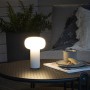 Weiße Konstsmide LED-Tischleuchte Antibes, ideal für Garten und Terrasse.