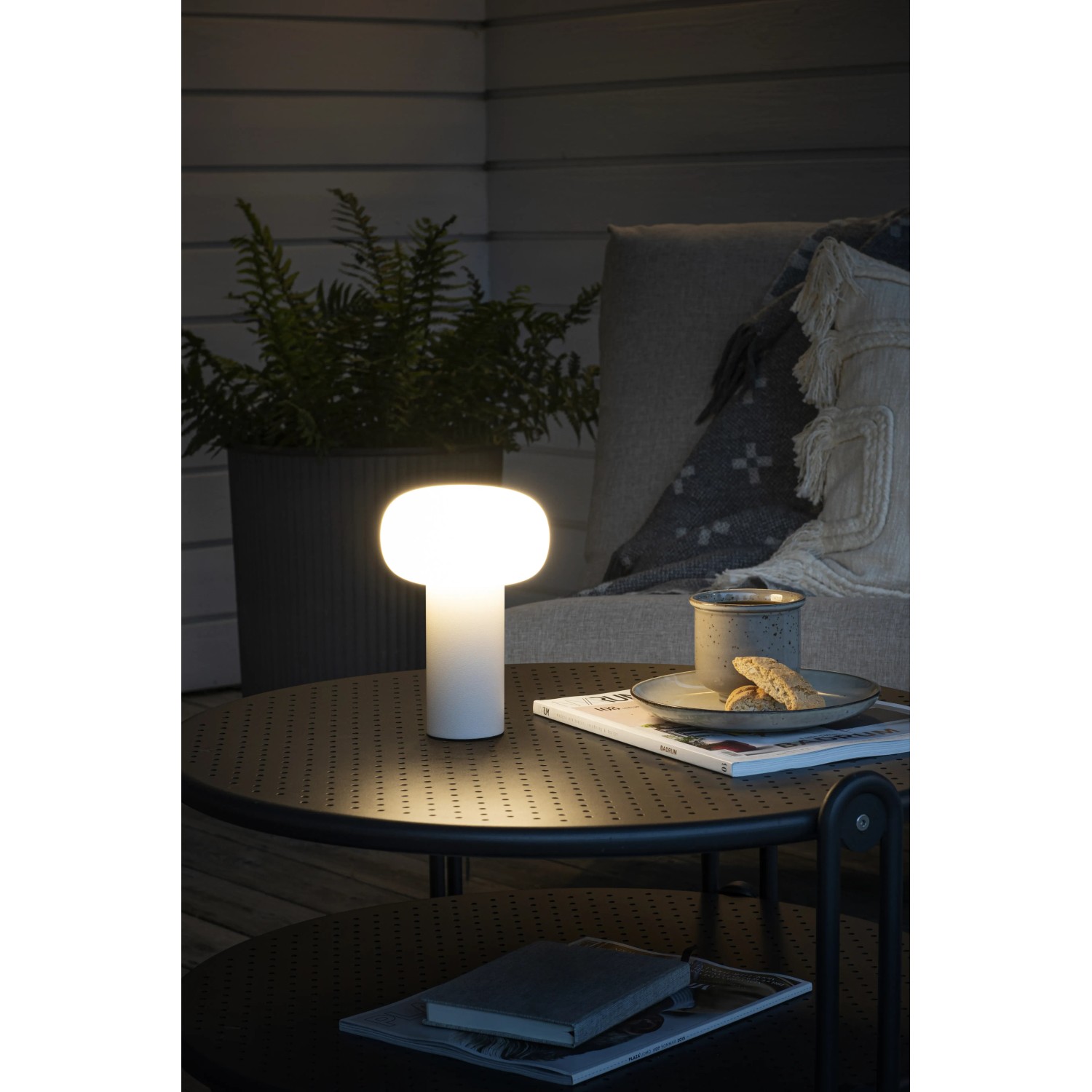 Weiße Konstsmide LED-Tischleuchte Antibes, ideal für Garten und Terrasse.