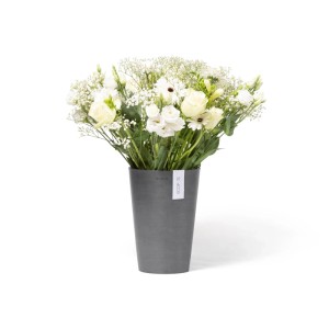 Ecopots Vase Pisa, grau, 17,5 cm, mit weißen Blumen.