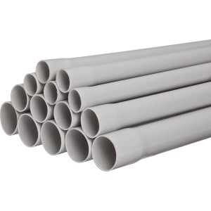 Stapel hellgraue, starre Isolierrohre EN 25, 3 m lang, für die Aufputzmontage im Innenbereich.
