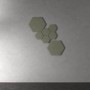3 Akustikpaneele in Hexagonform, Lino Olive Clear, MDF Schwarz, 50x50 cm, an einer Wand montiert.