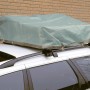 Grüne LUX Abdeckplane 2x3m auf Autodachgepäckträger zum Schutz vor Witterung.