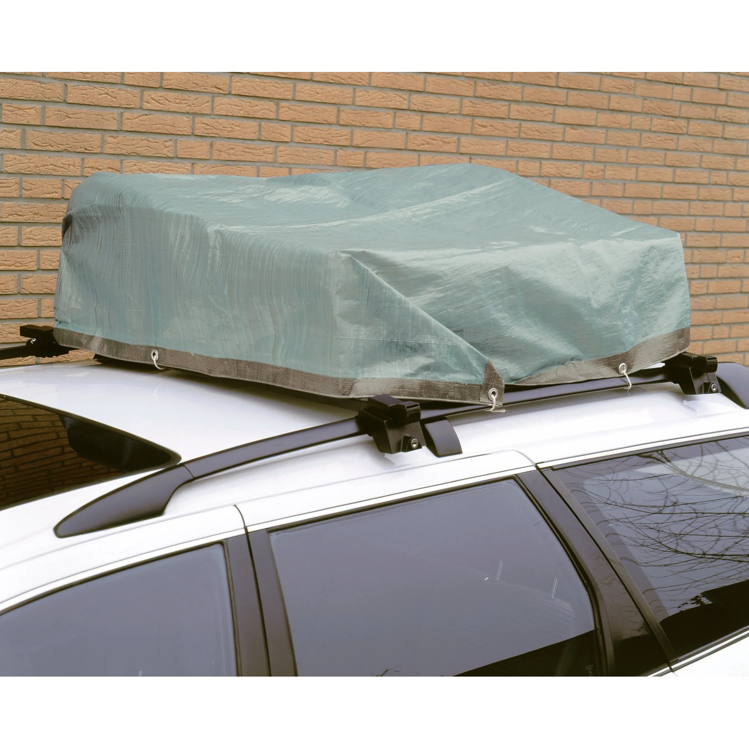 Grüne LUX Abdeckplane 2x3m auf Autodachgepäckträger zum Schutz vor Witterung.