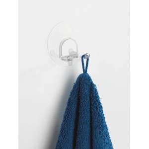 Wenko Static-Loc Wandhaken Duo mit blauem Handtuch. Transparenter Handtuchhalter zur Wandmontage ohne Bohren.
