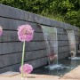 Diephaus Mauerstein Stretto Pur Quarzit als Wasserspiel im Garten mit lila Zierlauch.
