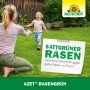 Frau und Kind auf sattgrünem Rasen, Neudorff Azet Rasengrün im Einsatz für einen gesunden Rasen.