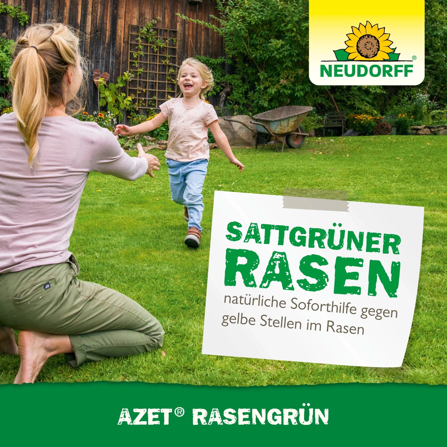 Frau und Kind auf sattgrünem Rasen, Neudorff Azet Rasengrün im Einsatz für einen gesunden Rasen.