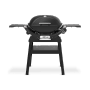 Schwarzer Weber Gasgrill Q2200N mit Stand, Alugussdeckel und Seitentischen.