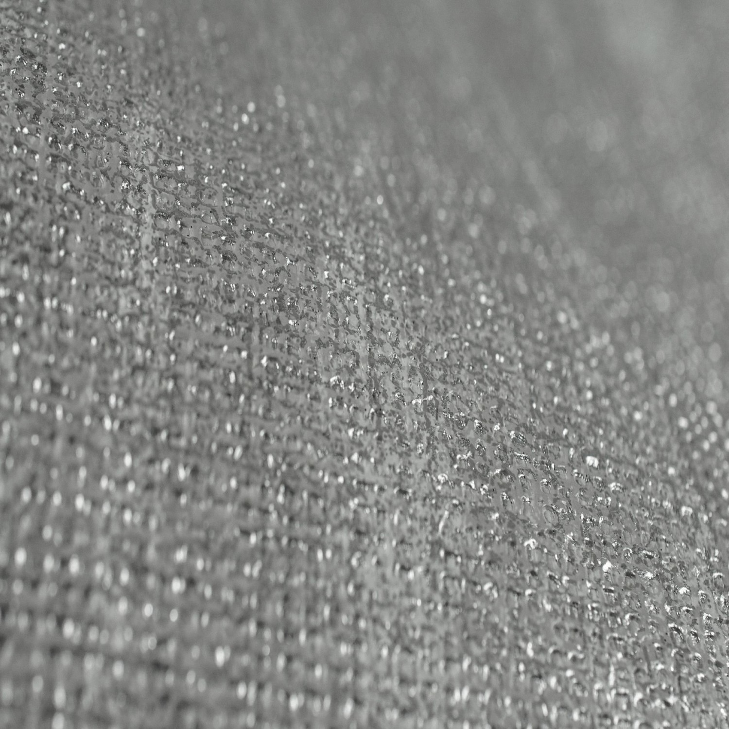 Detailansicht der silbernen Vliestapete Chennile mit Glimmer- und Metallic-Effekt.