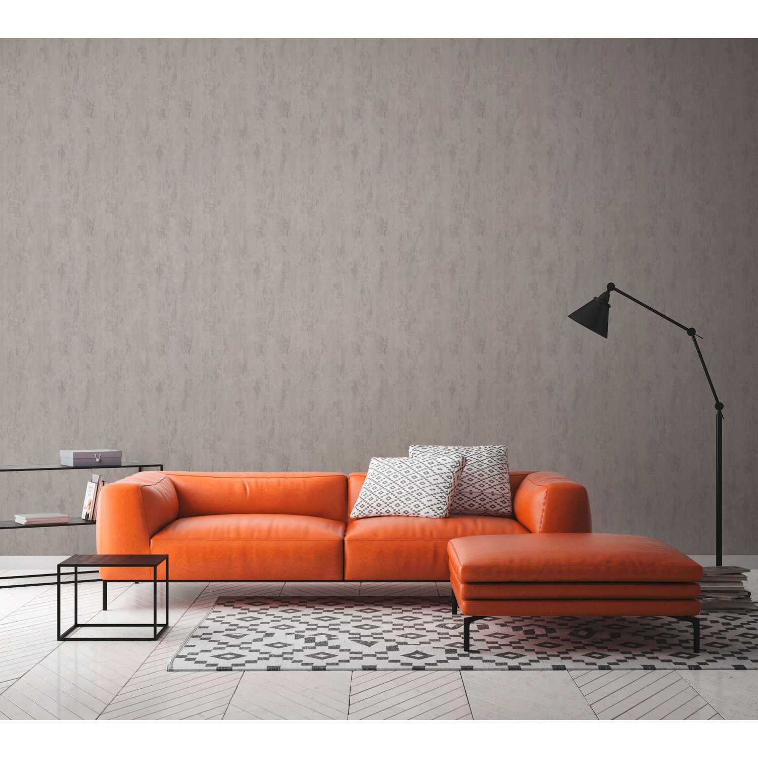 Vliestapete Trendwall 2 Uni Grau Silber Glänzend an Wohnzimmerwand hinter orangefarbenem Sofa.