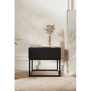 Schwarzer Selsey Veldio Nachttisch mit matter Rillenfront und schwarzem Metallgestell im Schlafzimmer. 50 cm breit.