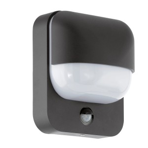 Moderne, schwarze Eglo Außenwandleuchte Trabada mit Bewegungsmelder und weißem Kunststoff-Diffusor.